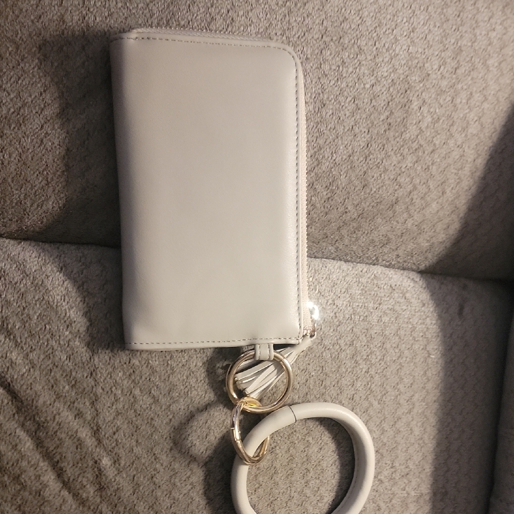 Elegant White Wristlet with Gold Accents